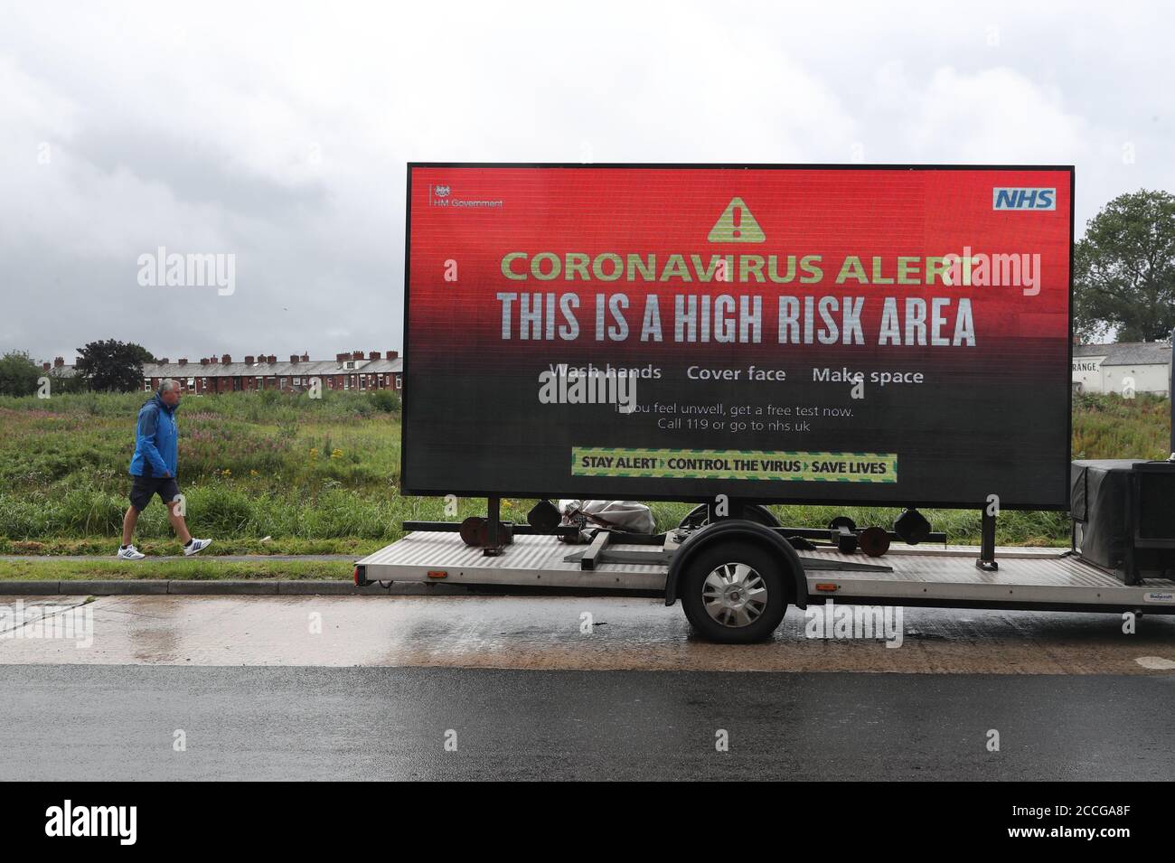 Un veicolo pubblicitario mobile che mostra un avvertimento per l'area ad alto rischio del coronavirus a Oldham, Greater Manchester, dove ai residenti è stato detto di non socializzare con nessuno al di fuori della loro famiglia ed evitare di utilizzare i trasporti pubblici a meno che non sia essenziale. Le misure localizzate sono state introdotte a Oldham, insieme a Blackburn e Pendle nel Lancashire, a seguito di un aumento delle persone che hanno dimostrato di essere positive per il coronavirus. Foto Stock