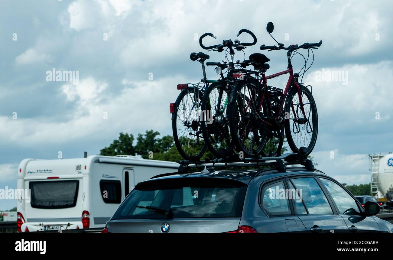 22 agosto 2020, bassa Sassonia, Mellendorf: Le biciclette sono sul portapacchi di un'auto sull'Autobahn 2 verso Amburgo vicino a Mellendorf. A causa del traffico di ritorno alla fine delle vacanze estive nella bassa Sassonia, si prevedono ingorghi in vari luoghi delle autostrade. Foto: Peter Steffen/dpa Foto Stock