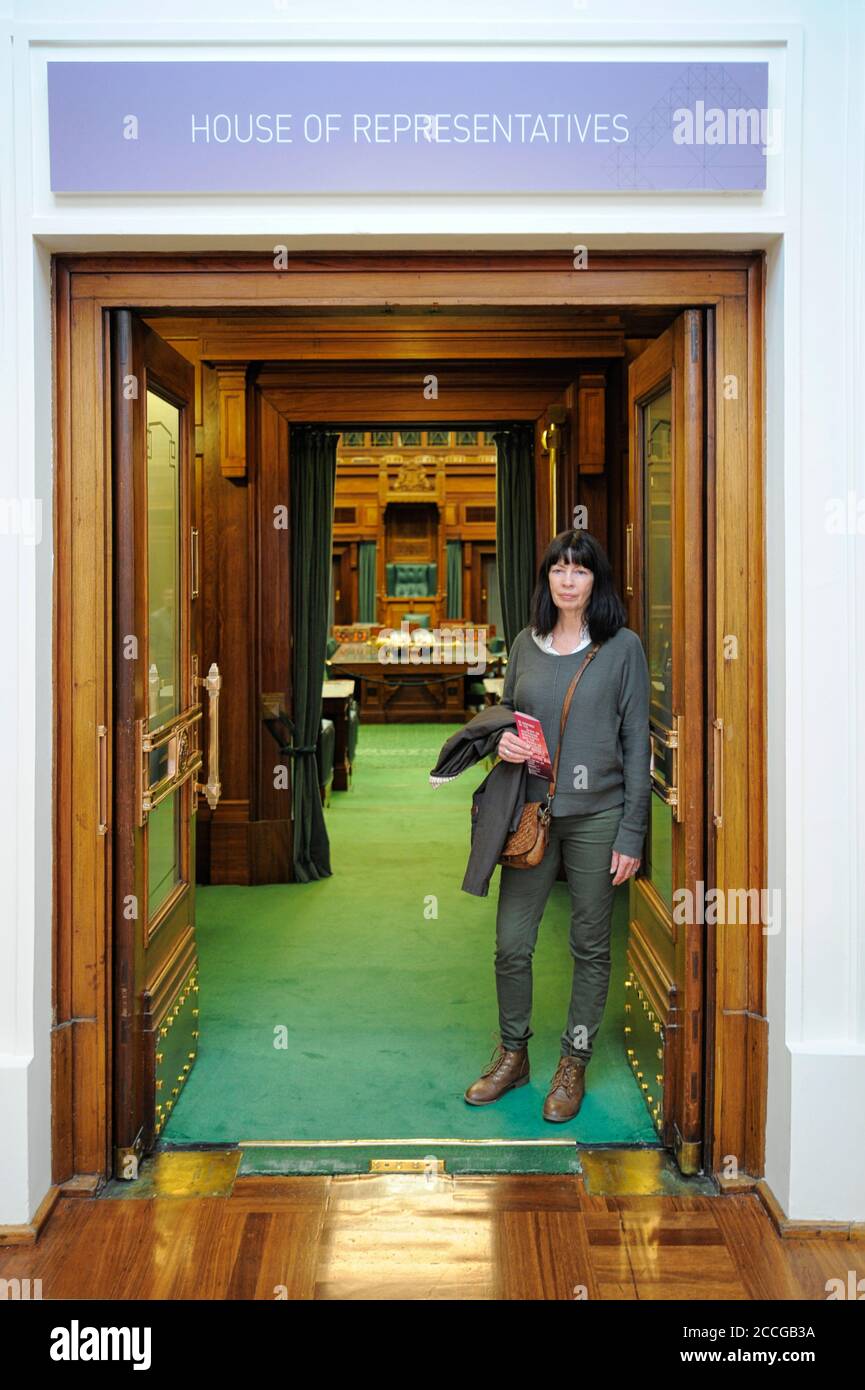 Donna turistica alla porta della Camera dei rappresentanti, Camera del Parlamento Vecchio a Canberra, Australian Capital Territory (ACT), Australia Foto Stock