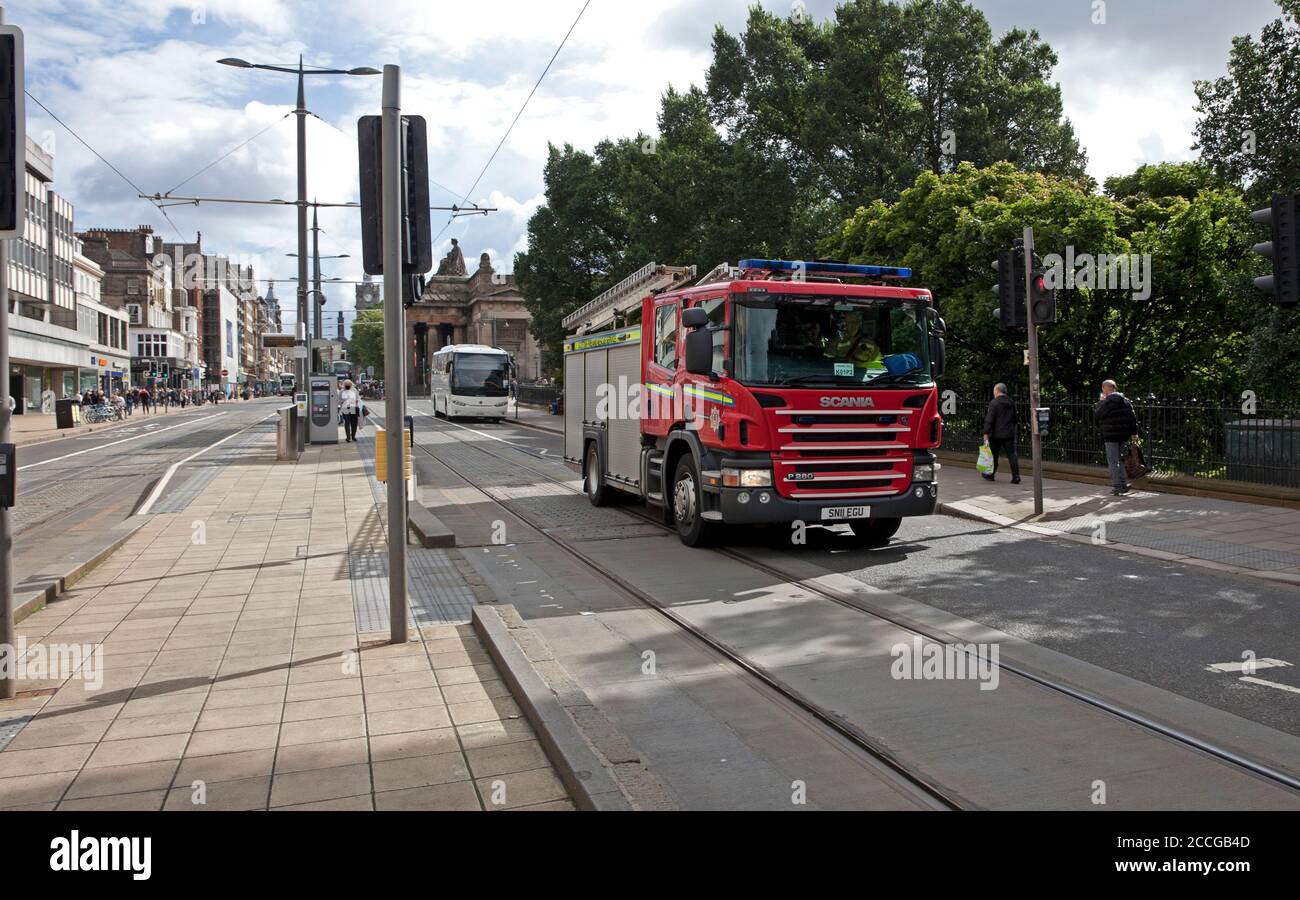 Edimburgo, Scozia, Regno Unito. 22 agosto 2020. Il sole splende prima di mezzogiorno su una strada dei principi ragionevolmente tranquilla, temperatura 17 gradi, attività dai servizi di emergenza che passano attraverso le chiamate. Foto Stock