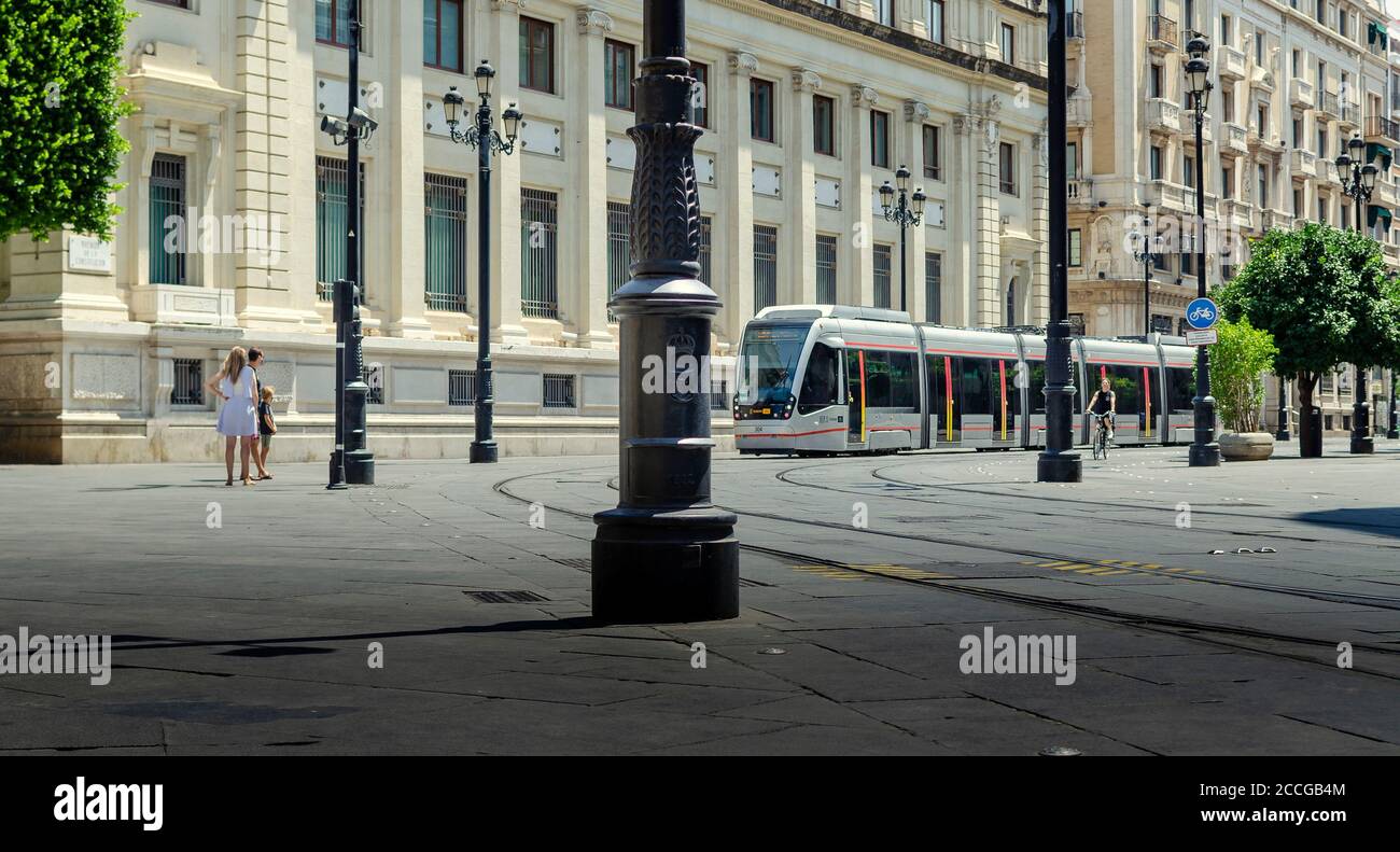 Messa a fuoco selettiva sul tram con pedoni sfocati. Foto Stock