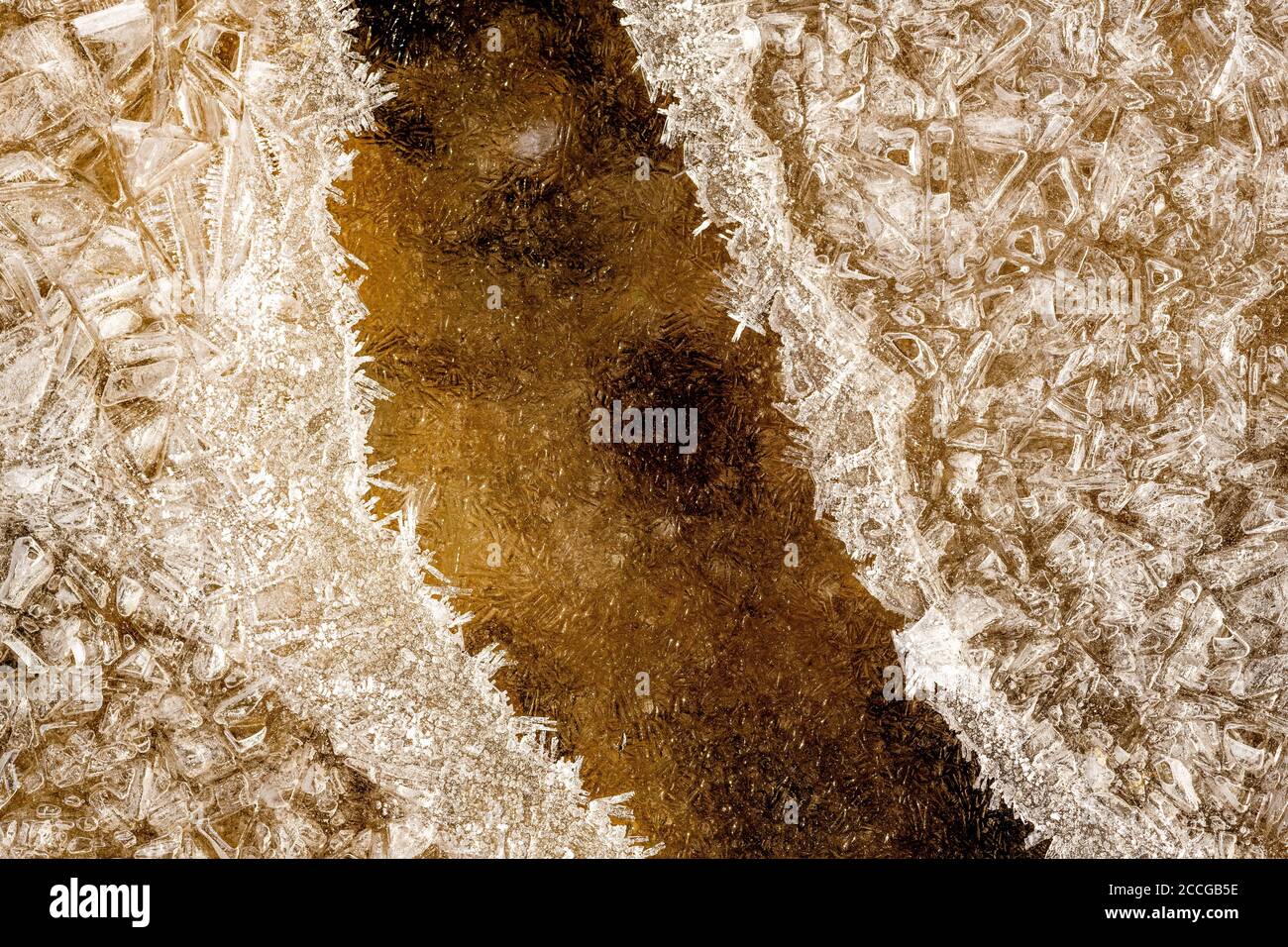 Cristalli di ghiaccio nel letto Isar stream con forme diverse e strutture Foto Stock