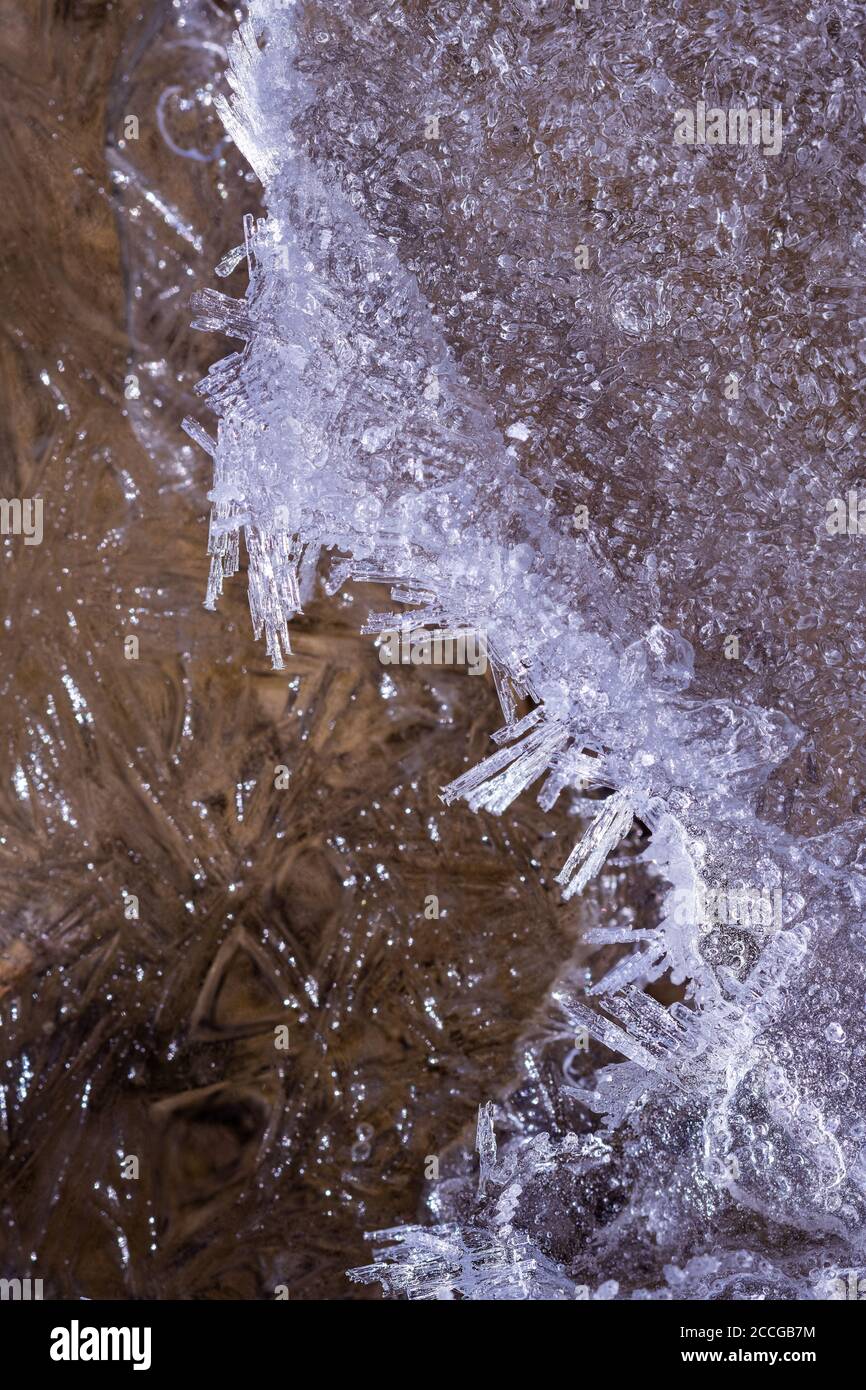 Cristalli di ghiaccio nel letto Isar stream con forme diverse e strutture Foto Stock