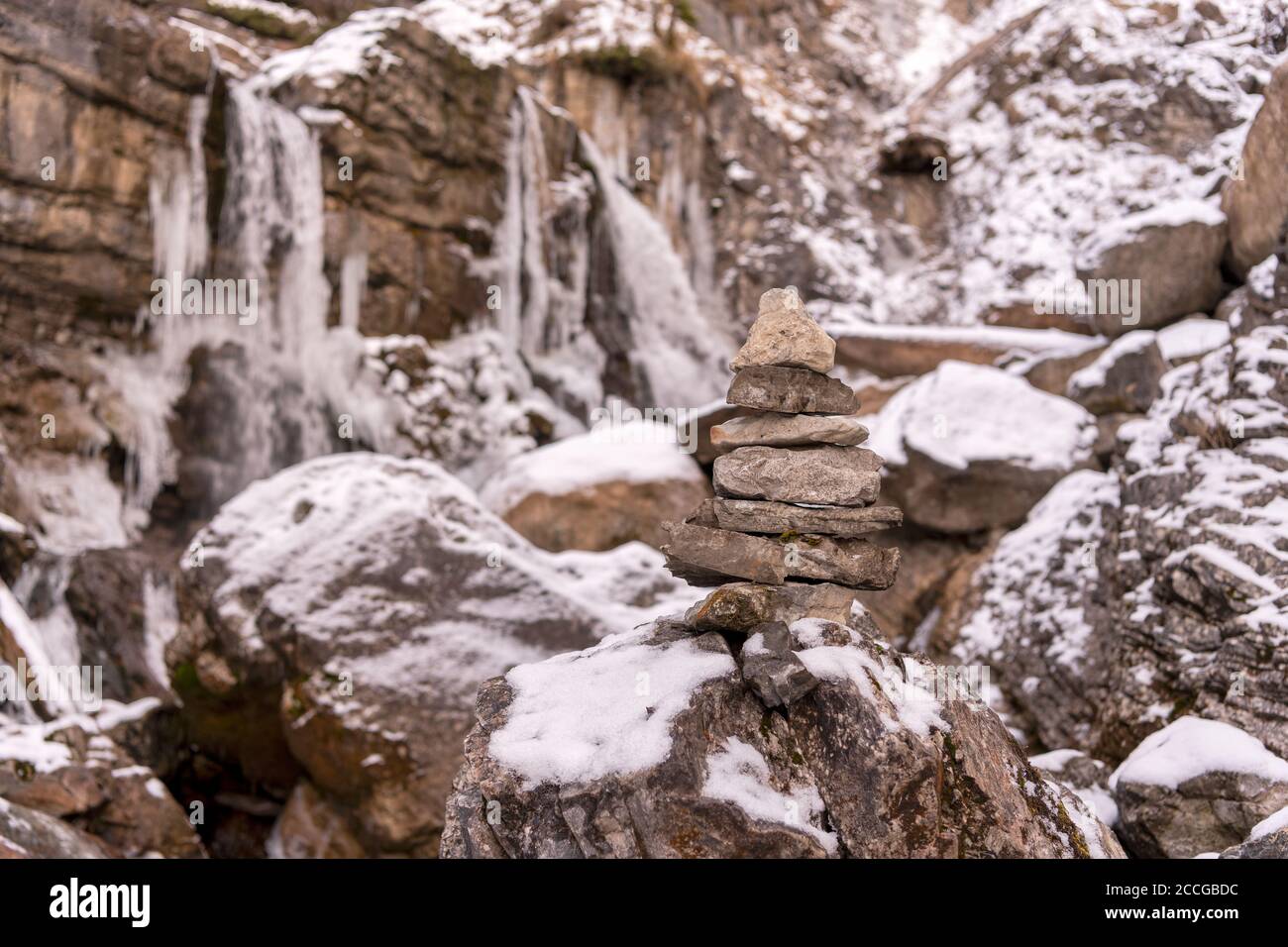 Pietra segnata sulla cascata Kuhflucht vicino Farchant in inverno con neve e ghiaccio Foto Stock