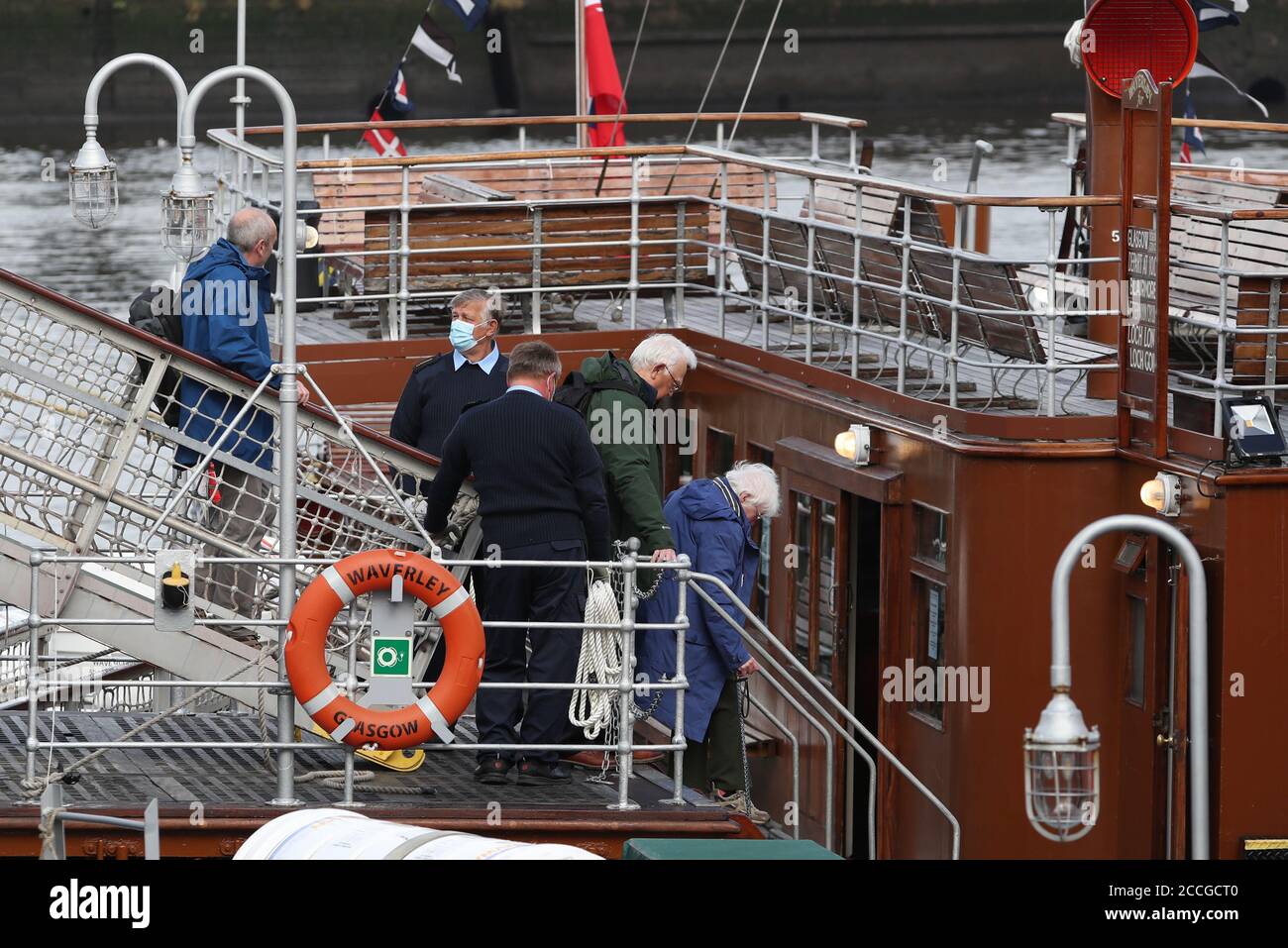 Gli ospiti sono accolti a bordo del piroscafo a pale Waverley mentre parte da Glasgow per una crociera lungo il fiume Clyde mentre riprende la navigazione dopo il blocco del coronavirus. Foto Stock