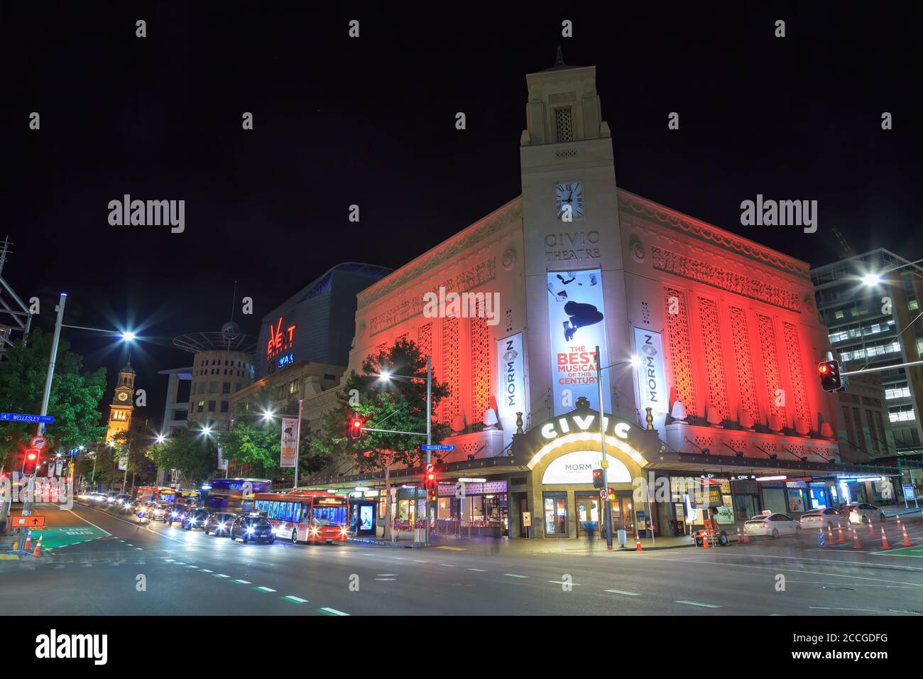 Lo storico Teatro Civico (costruito nel 1929) su Queen Street, Auckland, Nuova Zelanda, visto illuminato di notte. 3/13/2020 Foto Stock