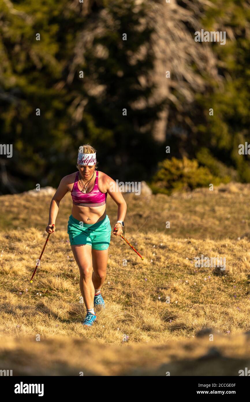Corridore concentrato di sentiero con una figura naturale mentre la montagna corre Su Simetsberg su prato primaverile Foto Stock