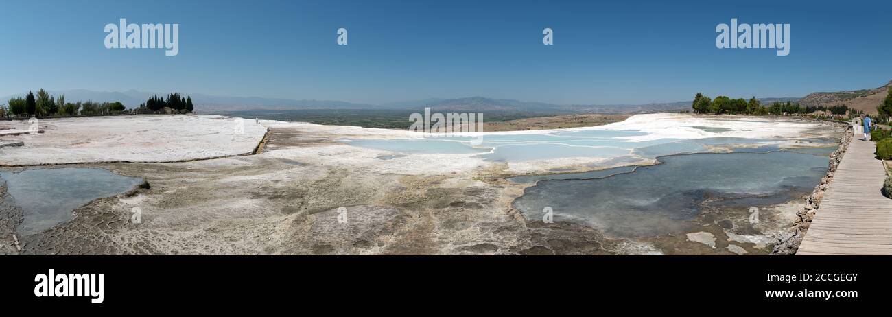 La parte destra più remota del travertino di essiccazione si trova dietro l'angolo della passerella. Pamukkale, Turchia. Fenomeni Pamukkale è riconosciuto come un eroe del mondo Foto Stock
