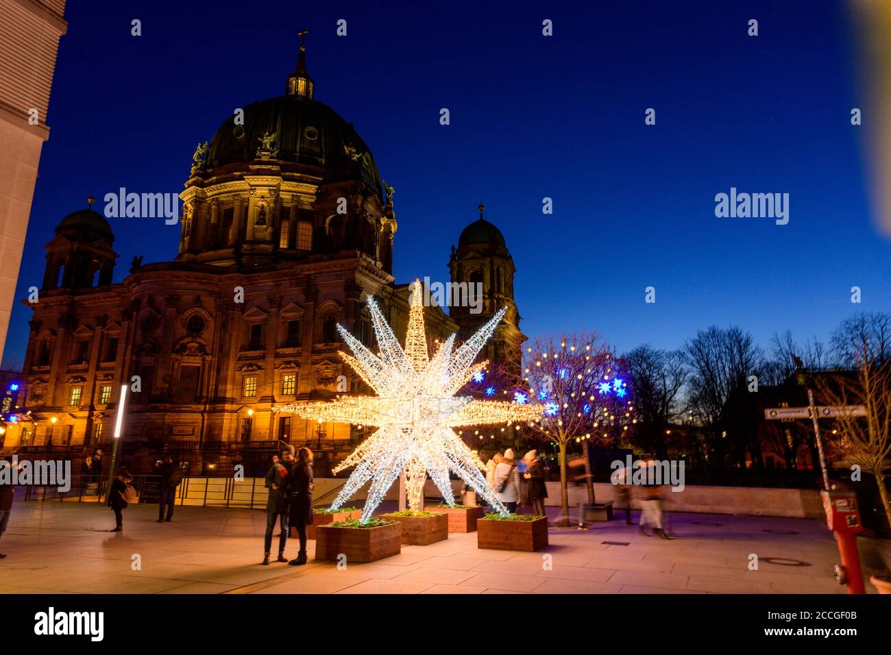 Germania, Berlino, luci di Natale, grande stella illuminata alla cattedrale (Sankt-Wolfgang-Straße). Foto Stock