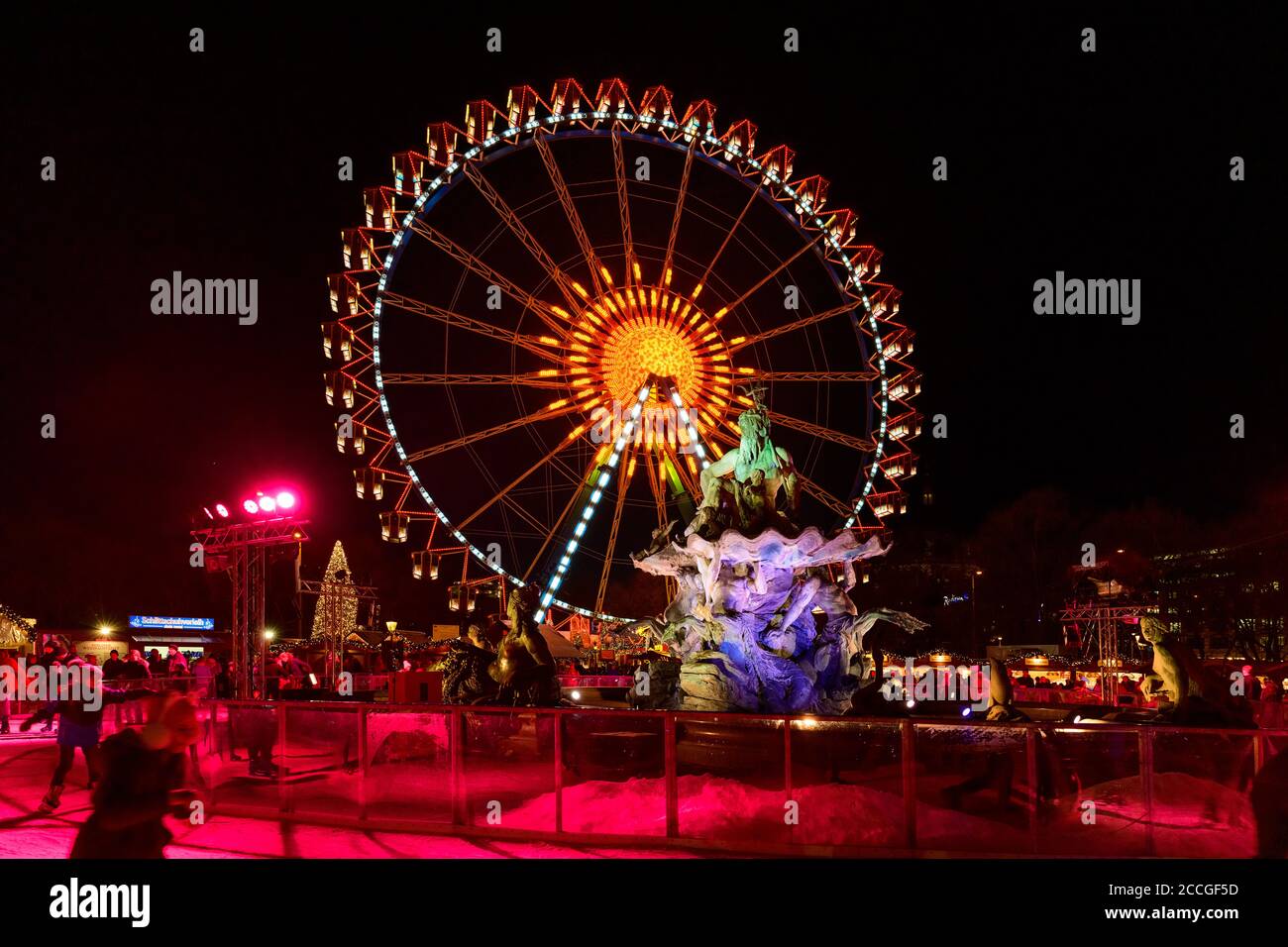 Germania, Berlino, mercatino di Natale con ruota panoramica a Roten Rathaus / Alexanderplatz. Foto Stock