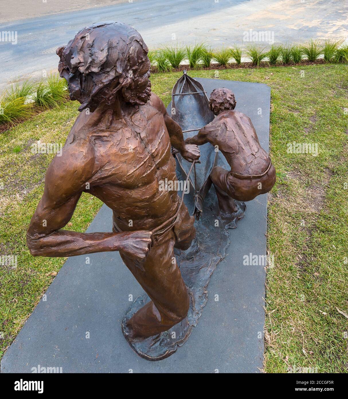 Statue di bronzo di due eroi indigeni ritraggono una canoa con corteccia durante le inondazioni del 1852 nel NSW Australia, dove hanno salvato 68 persone. Foto Stock