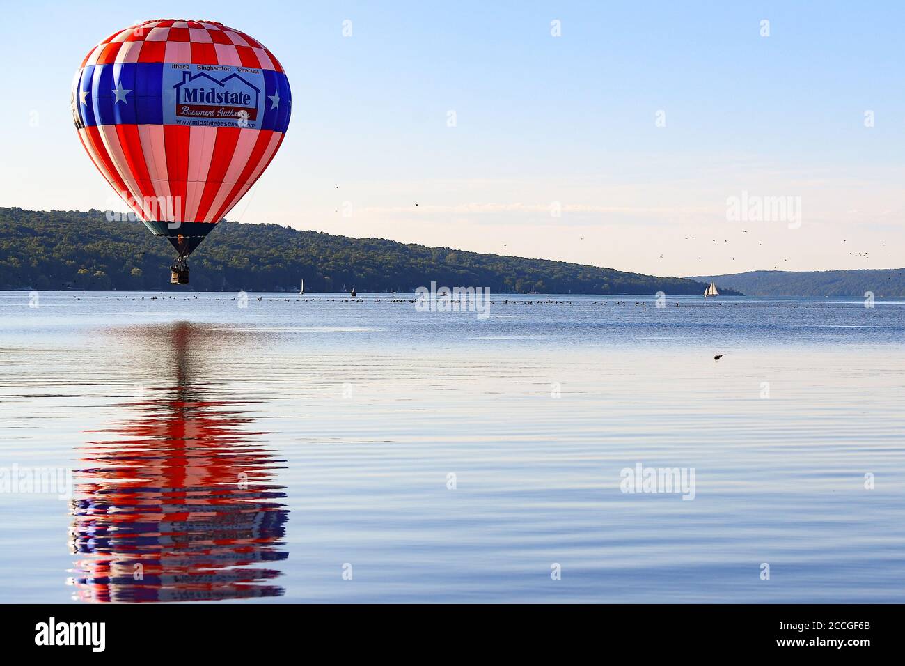 20 agosto 2020: Una mongolfiera naviga sul lago Cayuga giovedì 20 agosto 2020 a Ithaca, New York. Rich Barnes/CSM Foto Stock