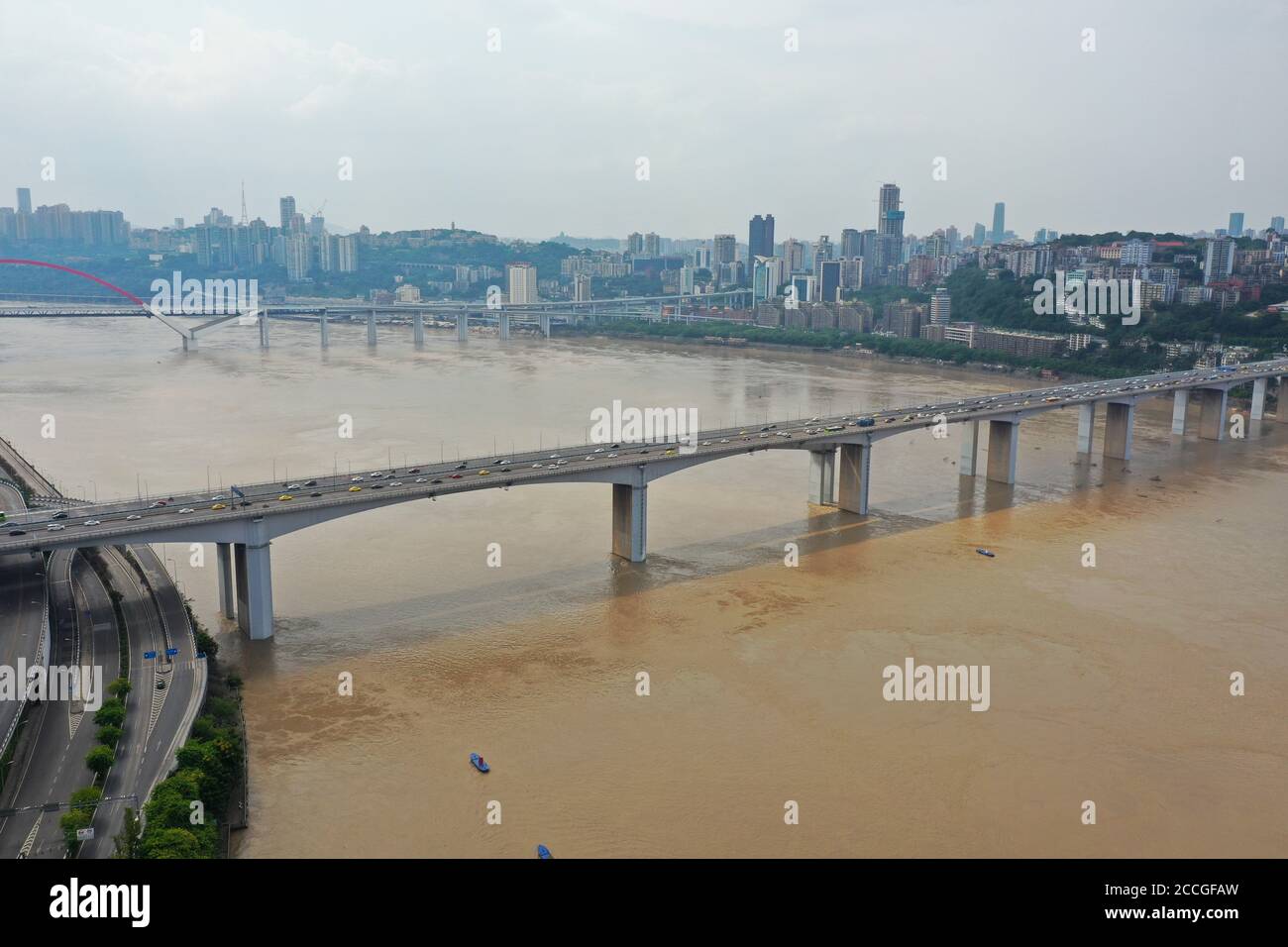 Chongqing. 22 agosto 2020. La foto aerea scattata il 22 agosto 2020 mostra il centro di Chongqing, Cina sudoccidentale. Le acque alluvionali del comune di Chongqing, nella Cina sudoccidentale, hanno iniziato a scendere quando il livello dell'acqua della stazione idrologica di Cuntan è sceso al di sotto del livello di allarme di 180.5 metri alle 8 del mattino di sabato. Sono in corso aiuti in caso di disastri e ripresa della produzione. Credit: Liu Chan/Xinhua/Alamy Live News Foto Stock