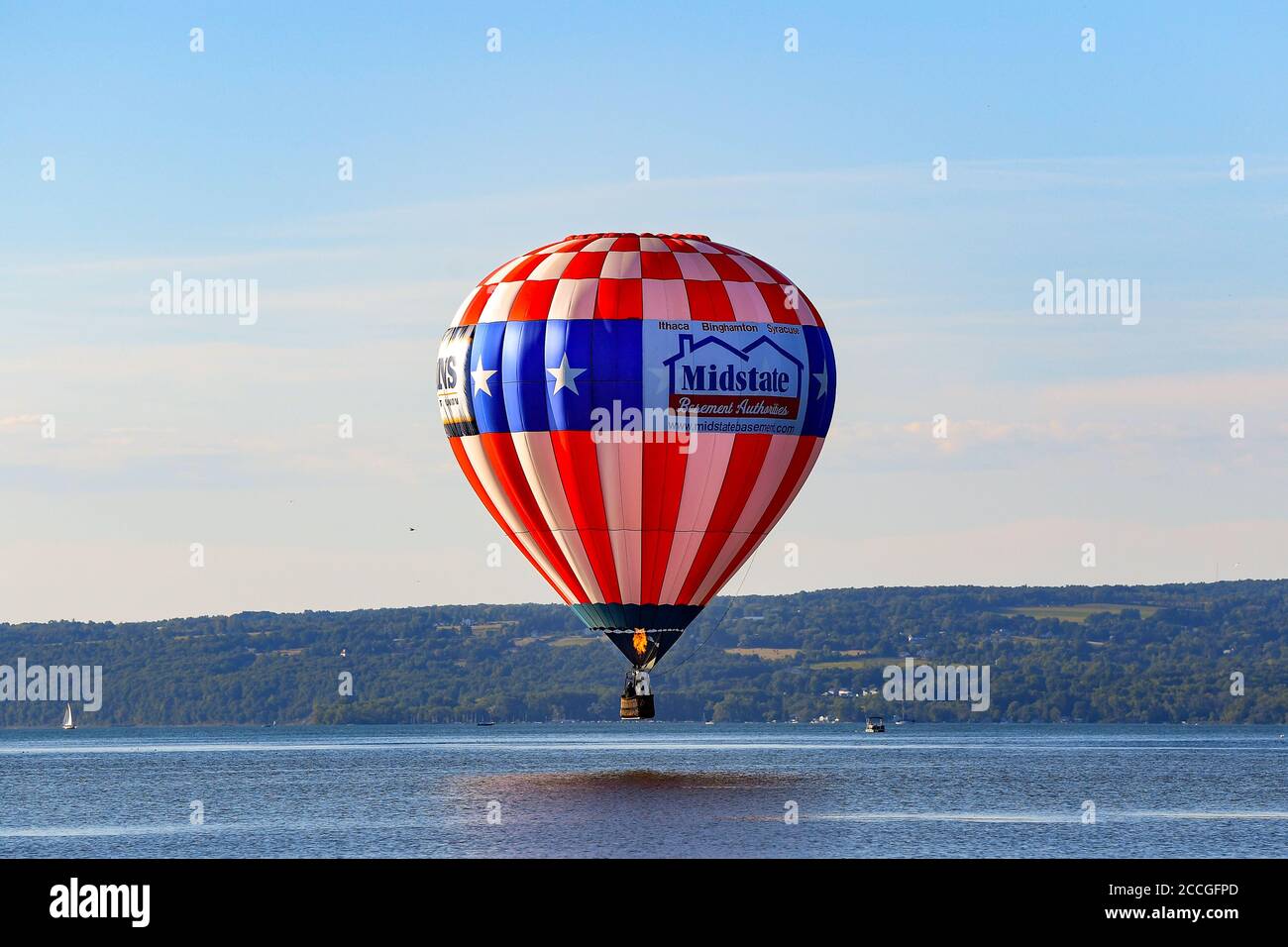 20 agosto 2020: Una mongolfiera naviga sul lago Cayuga giovedì 20 agosto 2020 a Ithaca, New York. Rich Barnes/CSM Foto Stock