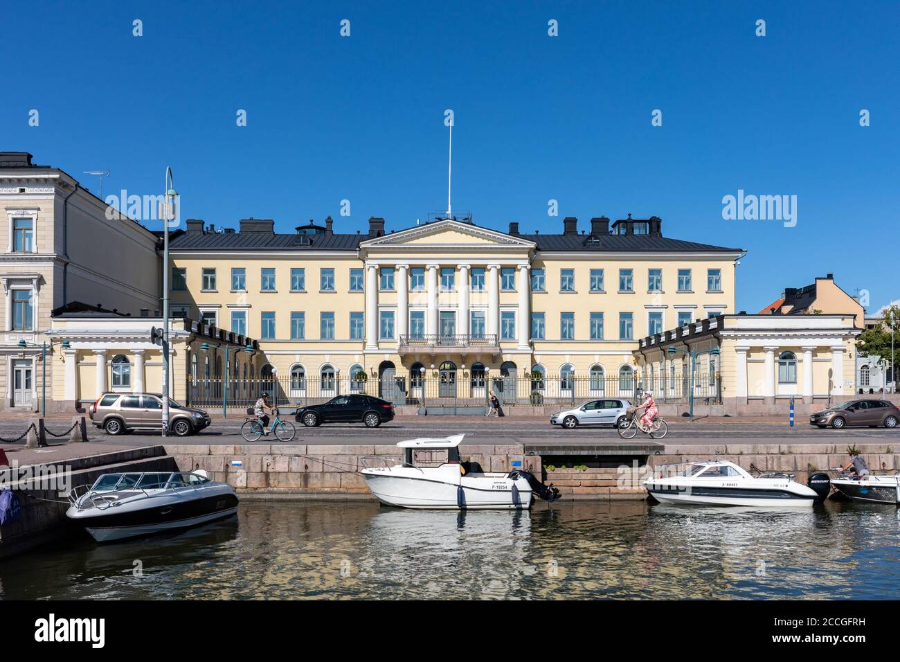 Palazzo Presidenziale, una delle tre residenze ufficiali del Presidente, in un pomeriggio di sole a Helsinki, Finlandia Foto Stock
