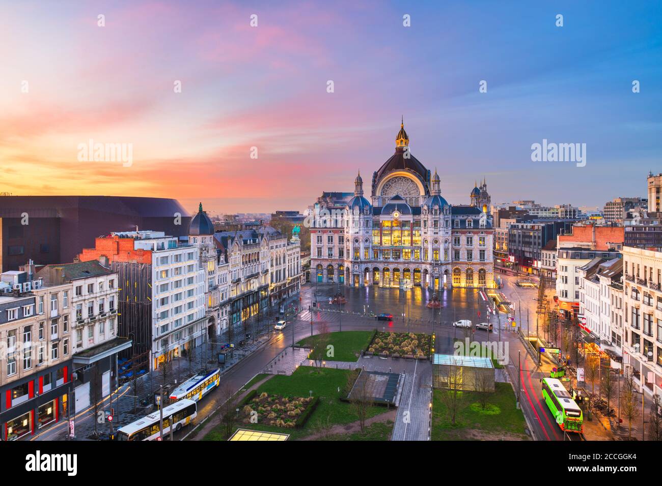 Anversa, Belgio, paesaggio urbano alla stazione ferroviaria Centraal da notte fino all'alba. Foto Stock