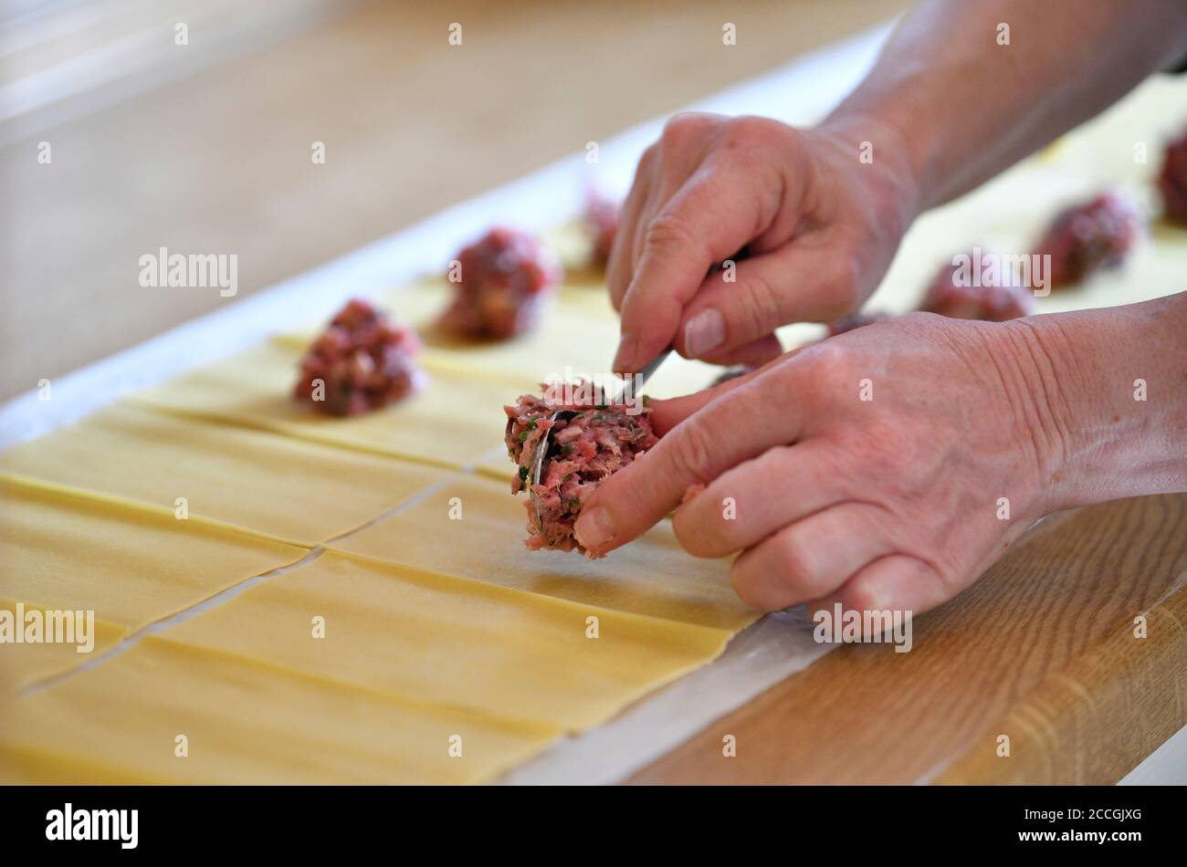 Produzione di gnocchi sveva, ripieno di carne è porzionato, Stoccarda, Baden-Württemberg, Germania Foto Stock
