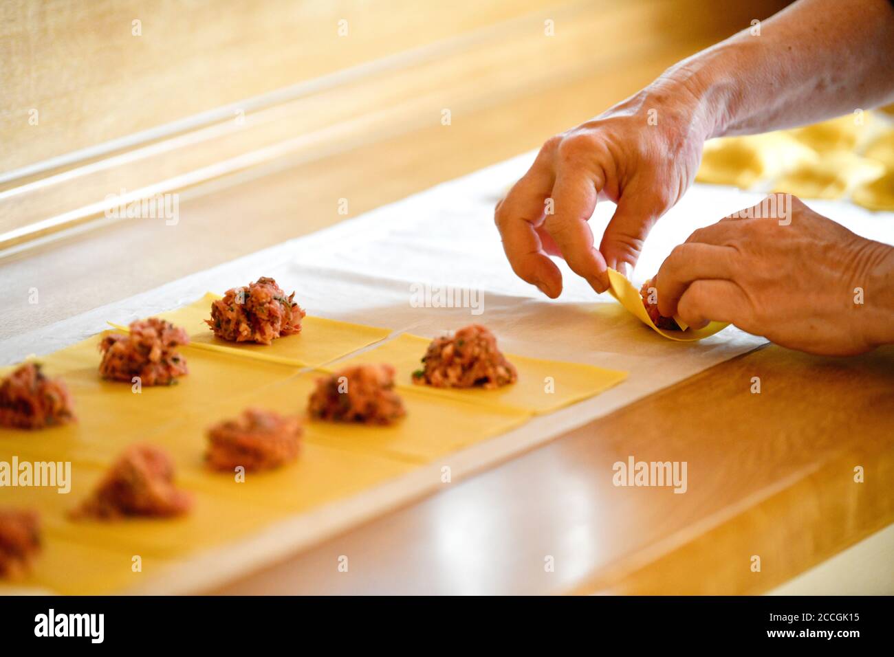 Produzione di gnocchi svevi, ripieno di carne è confezionato in pasta, Stoccarda, Baden-Württemberg, Germania Foto Stock