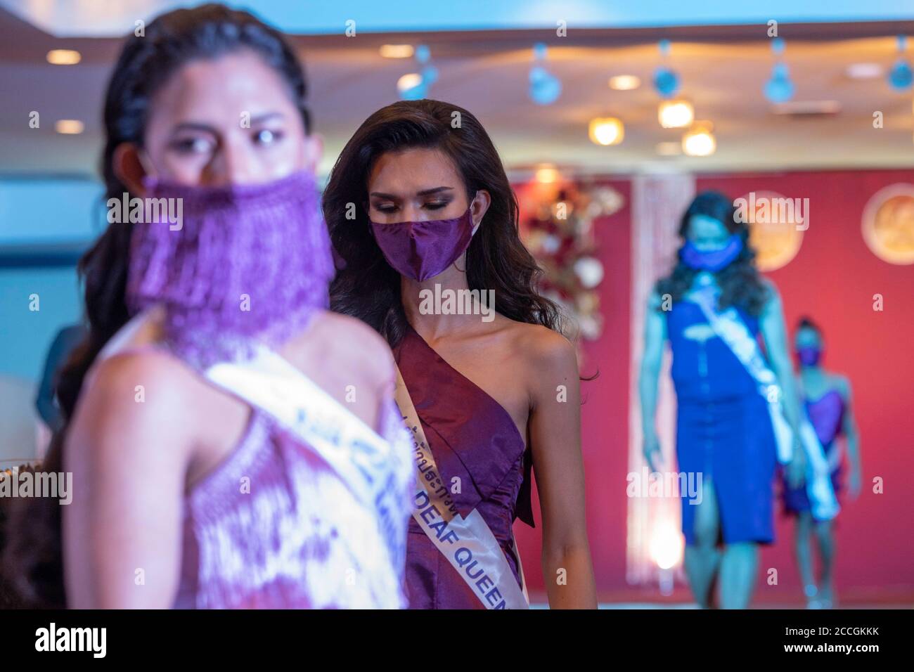 Bangkok, Bangkok, Thailandia. 22 agosto 2020. Decine di partecipanti alla manifestazione di bellezza sordi hanno preso posto sul palco di Bangkok per partecipare alla decima competizione annuale Miss, Mister, Queen, e Mrs Deaf Thailandia. Il concorso è stato il primo evento che si è svolto in Thailandia dall'inizio della pandemia di Covid19. Credit: Adryel Talamantes/ZUMA Wire/Alamy Live News Foto Stock