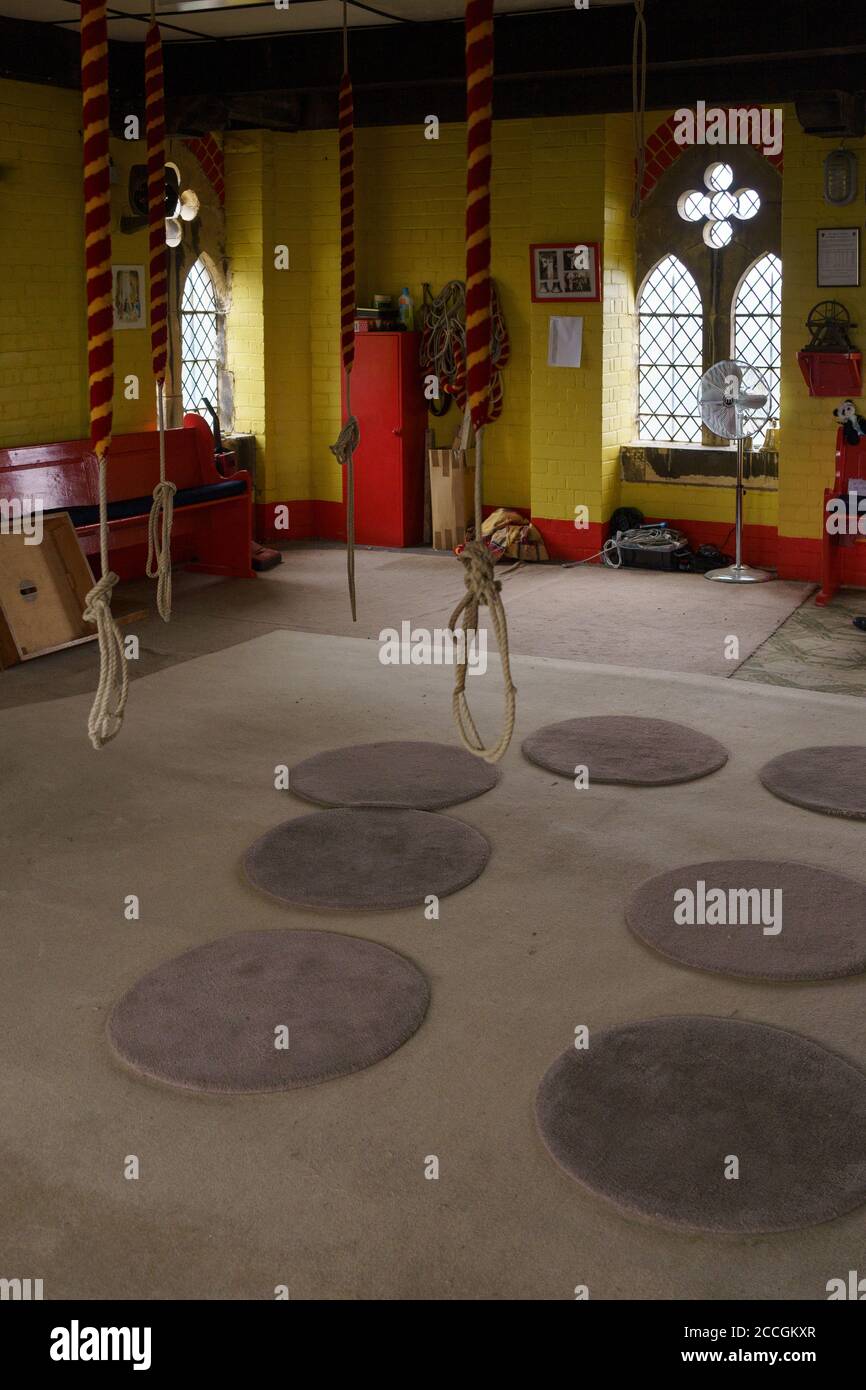 Sala di ringing con corde che pendono giù e cerchi sul tappeto per campanili in piedi, St Wilfred's Church, Harrogate, North Yorkshire, Regno Unito. Foto Stock