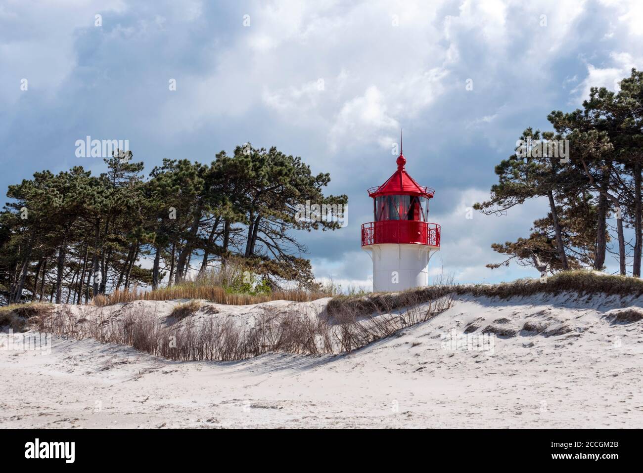 Germania, Meclemburgo-Pomerania occidentale, Hiddensee, vecchio faro Gellen su una duna erba. Giorno estivo soleggiato. Bel cielo blu con nuvole nel backgro Foto Stock