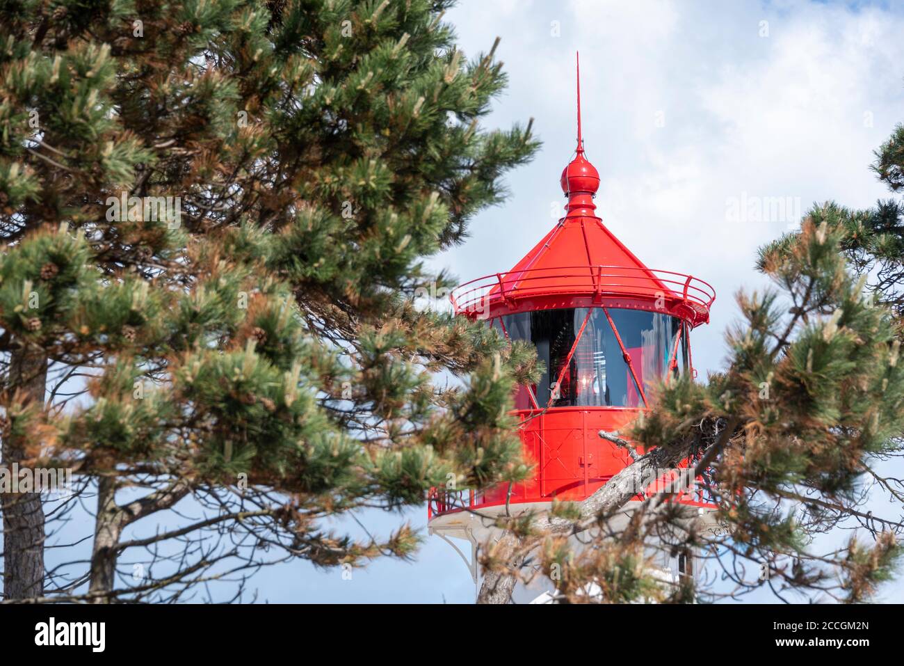 Germania, Meclemburgo-Pomerania occidentale, Hiddensee, vecchio faro Gellen su una duna erba. Giorno estivo soleggiato. Bel cielo blu con nuvole nel backgro Foto Stock