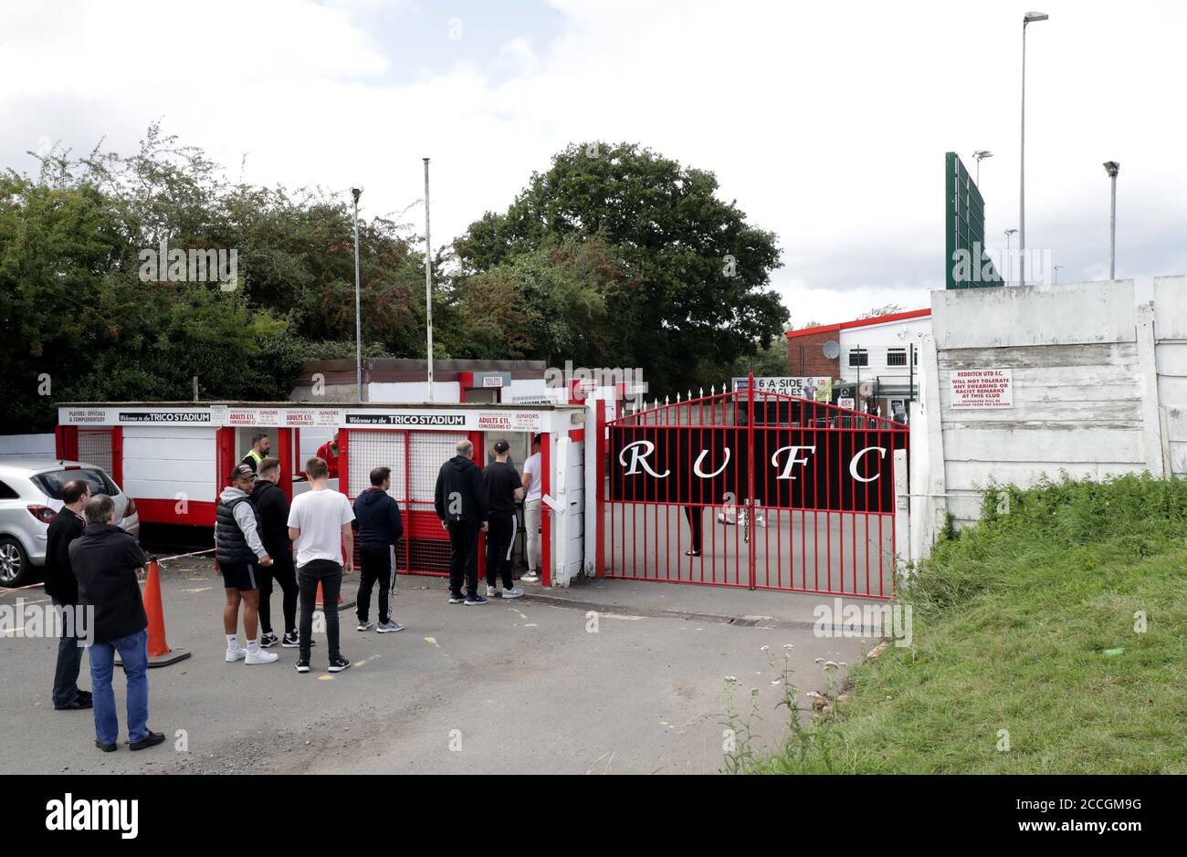 I fan si accodano per assistere alla partita pre-stagione allo stadio Trico di Redditch. Foto Stock