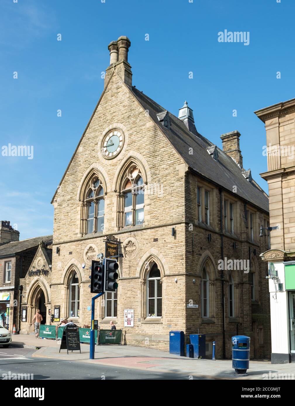 Il pub Library Tap sulla Main Street a Bingley è stato convertito dall'antico edificio della biblioteca della città Foto Stock