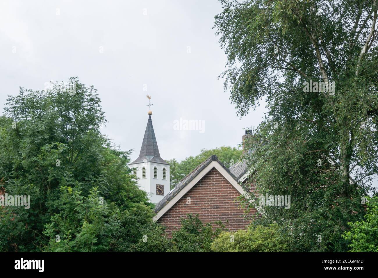 Vista incorniciata sulla torre bianca della chiesa di Kwadijk. Monumento protetto e punto di riferimento. Kwadijk, Olanda del Nord, Paesi Bassi. Foto Stock