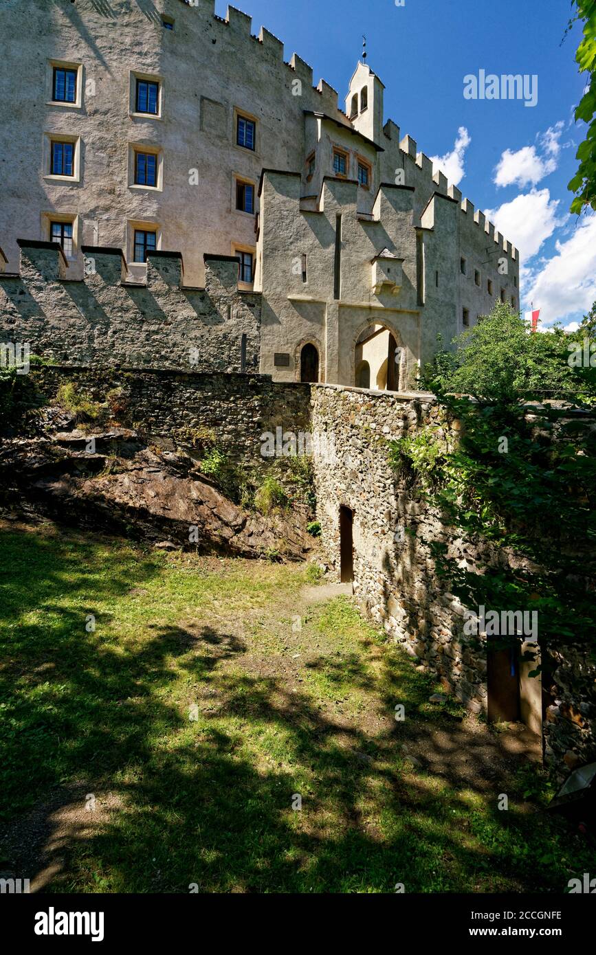 Castello di Bruck nella soleggiata città di Lienz, Tirolo Orientale, Austria Foto Stock