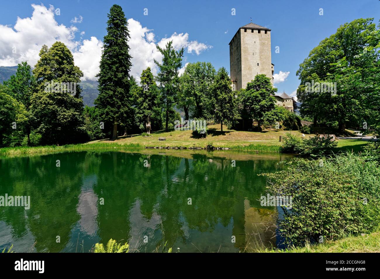 Castello di Bruck nella soleggiata città di Lienz, Tirolo Orientale, Austria Foto Stock