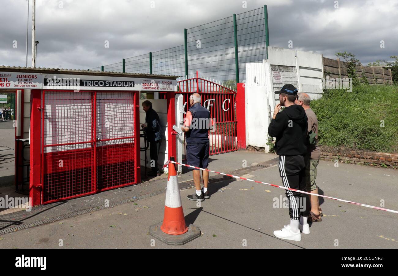 I fan si accodano per la partita pre-stagione allo stadio Trico di Redditch. Foto Stock