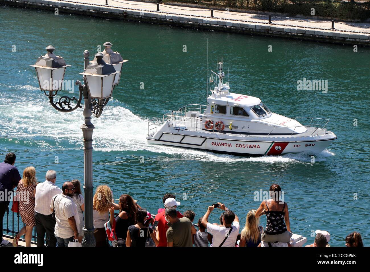 Marina militare Italiana - nave di pattuglia costiera in mare a Taranto, Puglia, Italia Foto Stock