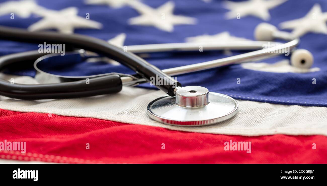 Assistenza sanitaria USA. Stetoscopio medico su una bandiera degli Stati Uniti d'America, banner. Concetto americano di assicurazione sanitaria Foto Stock