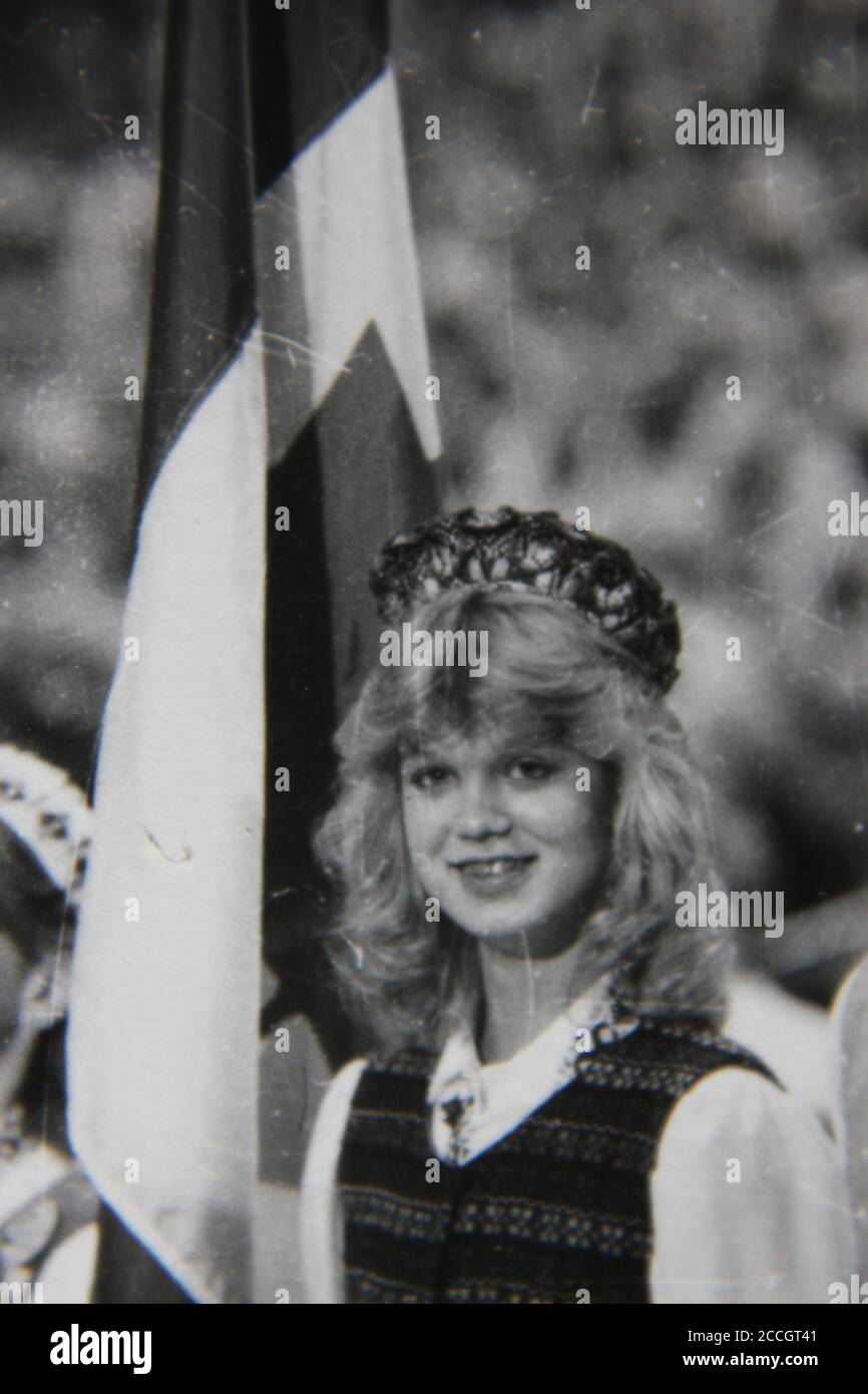 Bella fotografia in bianco e nero degli anni '70 di un festival di danza etnica dell'Europa orientale e celebrazione dell'orgoglio etnico. Foto Stock