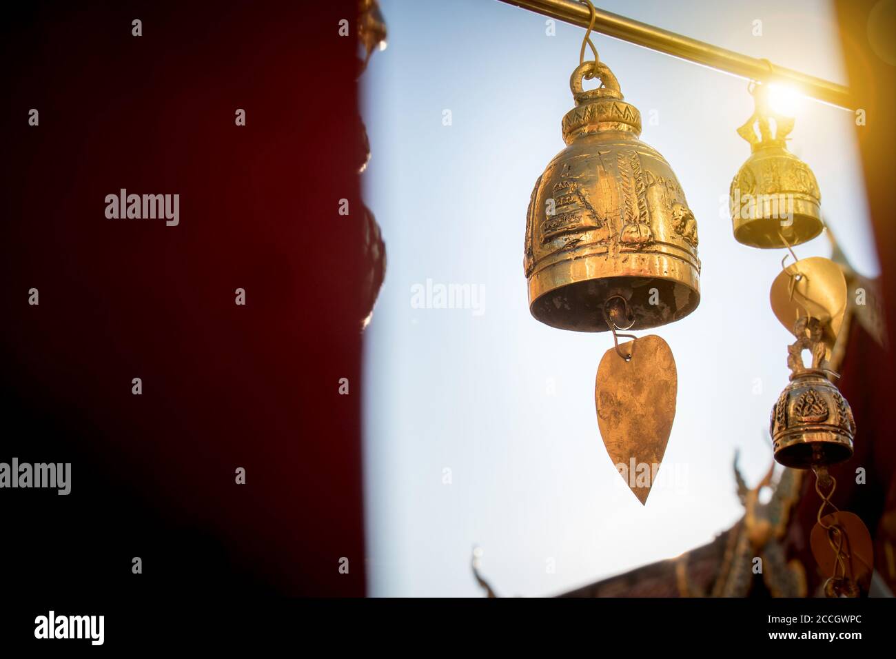 Piccola campana per pregare decorare intorno al tempio del buddha tailandese con l'alba a Doi suthep punto di riferimento per i turisti nella provincia di Chiang mai, Thailandia Foto Stock