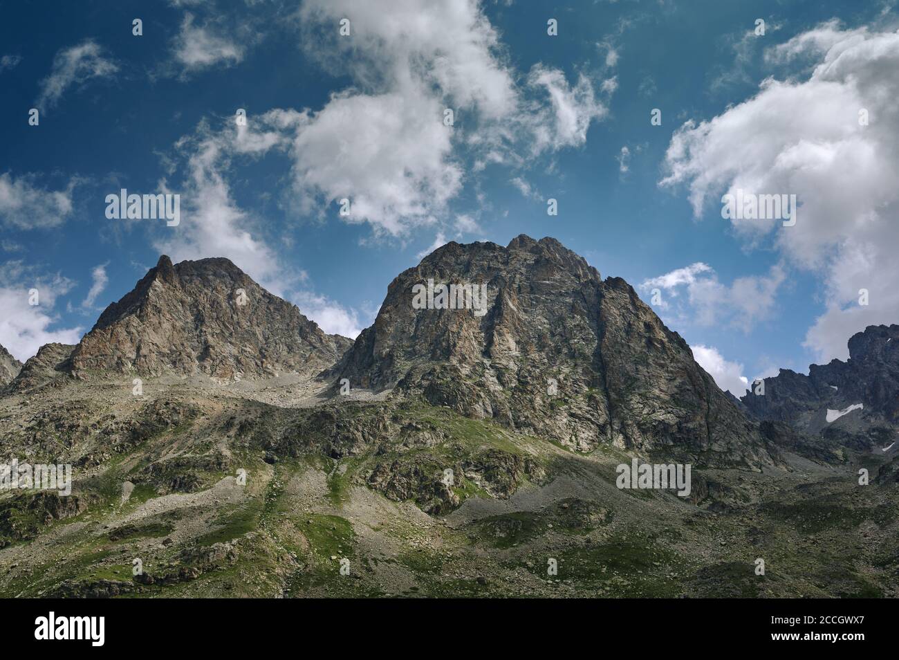 Paesaggio di alta catena montuosa con colline rocciose e nuvole bianche. Natura selvaggia Foto Stock