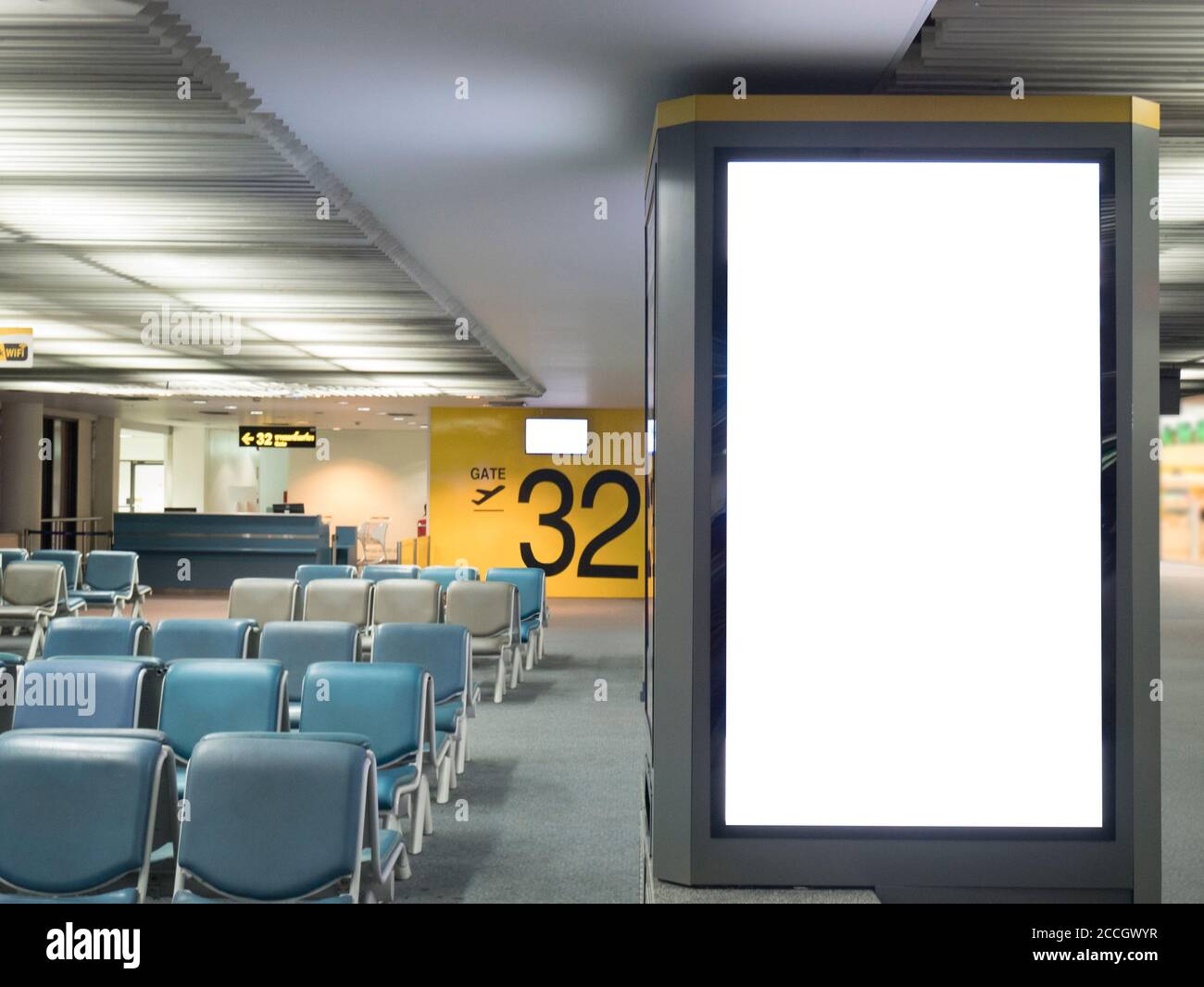 Concetto di cartello pubblicitario per l'aeroporto : Grande cornice bianca bianca per la pubblicità dello schermo del cartellone all'aeroporto con spazio di copia in luogo pubblico, passeggero Foto Stock
