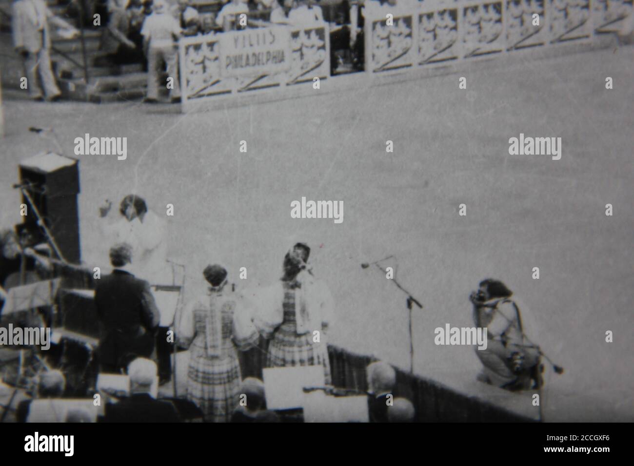 Fine anni '70 vintage fotografia in bianco e nero di un gruppo di fotografi che scattano foto di dignitari. Foto Stock