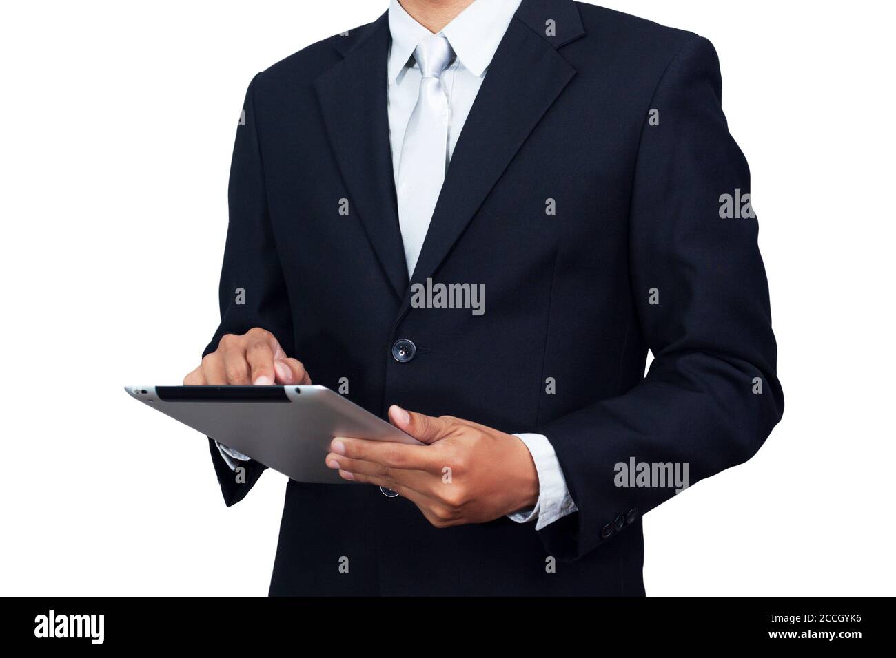 Uomo d'affari asiatico in abito formale con computer tablet isolato su sfondo bianco con percorso di ritaglio. Asia modello maschile nei suoi 30 Foto Stock