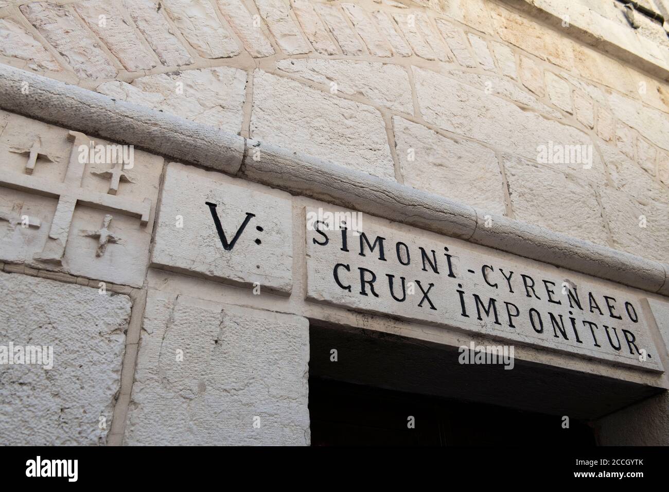 Israele, Gerusalemme, Città Vecchia, Via dolorosa, stazioni della Croce. Stazione 5 marcatore dove la pietra antica ha detto di portare la stampa a mano di Gesù. Foto Stock