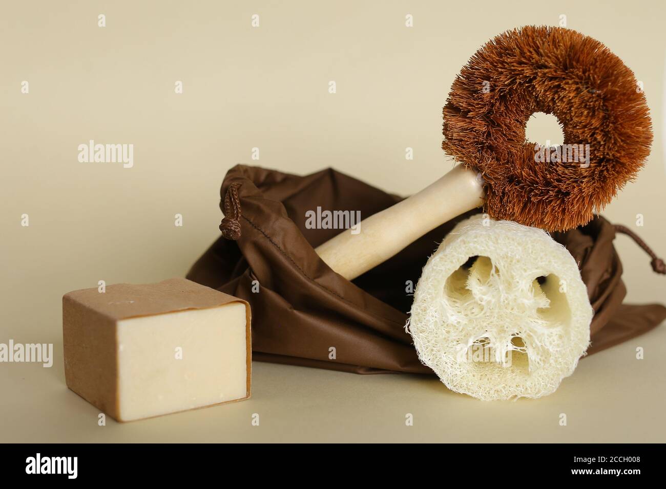 Pennello piatto in legno classico vicino eco mano sapone e spugna loofah. Foto Stock