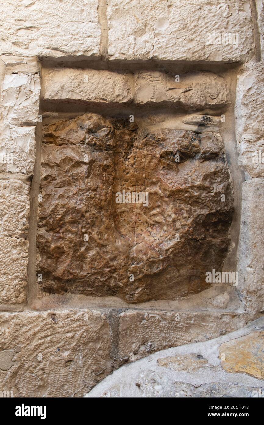 Israele, Gerusalemme, Città Vecchia, Via dolorosa, stazioni della Croce. Stazione 5, l'antica pietra disse di portare la stampa a mano di Gesù mentre posava la mano. Foto Stock