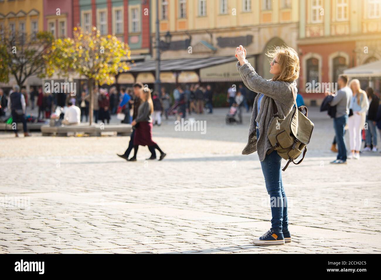 Donna viaggiatore che fotografa un punto di riferimento sulla fotocamera dello smartphone Foto Stock