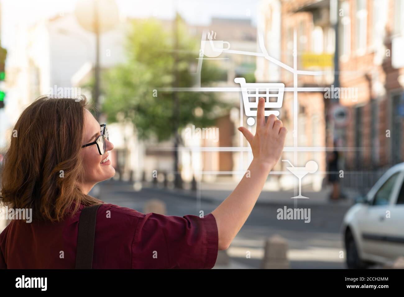 Realtà aumentata nel marketing. Donna viaggiatore con telefono. Navigazione sulla proiezione del display Foto Stock