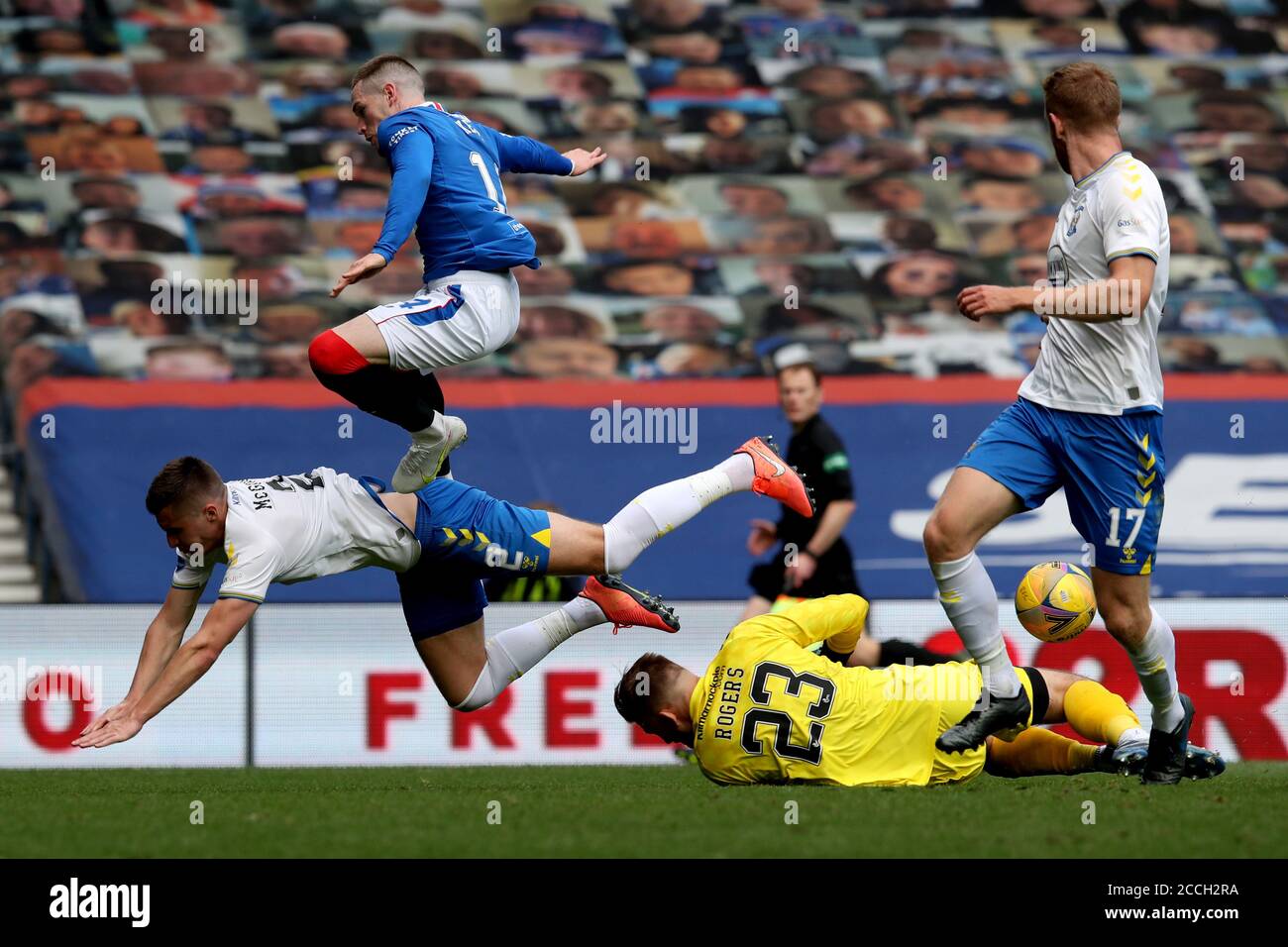 Ryan Kent dei Rangers (in alto a sinistra) si scontra con Aaron McGowan di Kilmarnock (a sinistra) e il portiere Danny Rogers durante la partita di premiership scozzese all'Ibrox Stadium di Glasgow. Foto Stock