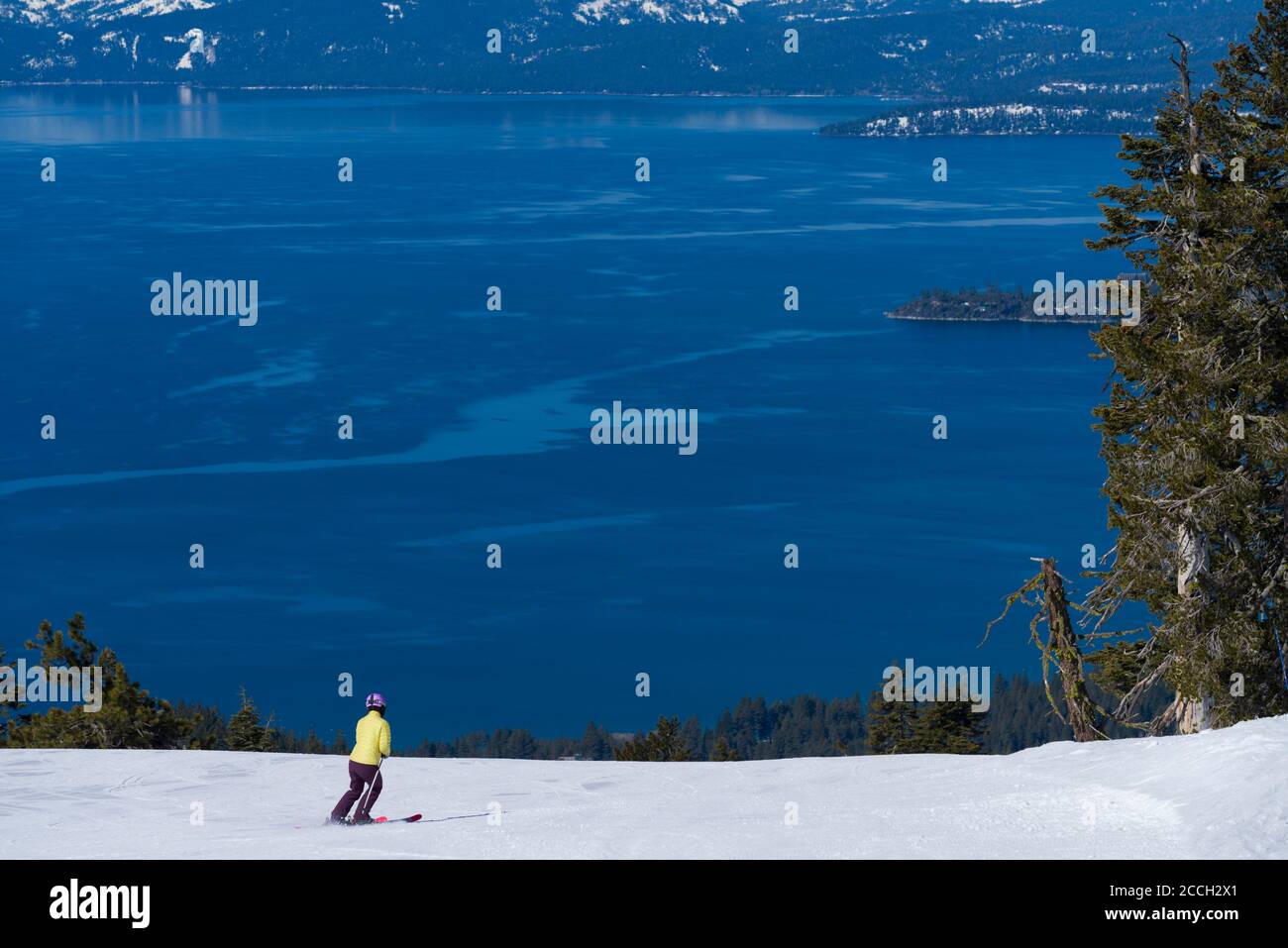 Lo sci primaverile Diamond Peak Ski Resort in Incline Village. Le migliori vedute del Lago di Tahoe durante lo sci. Foto Stock