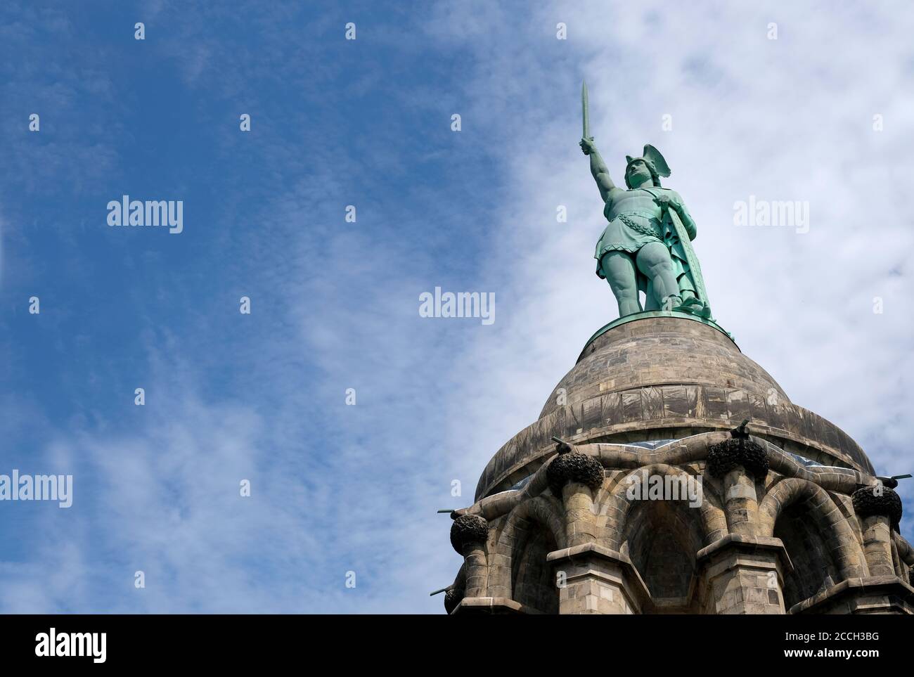 Detmold, Germania - 20 agosto 2020: Il drammatico 'Hermannsdenkmal' (tedesco per 'Hermann Monument') vicino Detmold, Germania, contro un cielo blu. Foto Stock