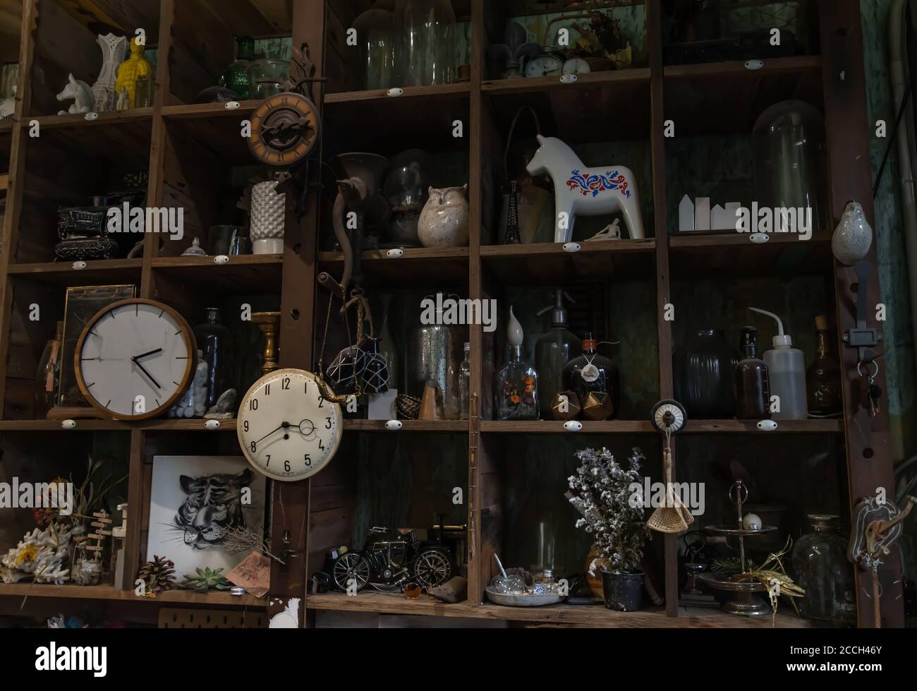 Bangkok, Thailandia - 26 giu 2020 : Orologi da parete e Collectibles su scaffale rustico in legno fatto a mano in stile soggiorno d'epoca. Nessuna messa a fuoco, specifica Foto Stock