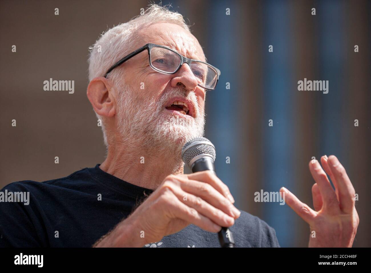 Londra, Regno Unito. 22 agosto 2020. Ex leader del Partito laburista e attivista politico, Jeremy Corbyn ha tenuto un discorso di fronte alla galleria d’arte Tate Modern, in protesta della decisione dell’istituzione di tagliare 313 posti di lavoro dal suo braccio commerciale, Tate Enterprises. Credit: Neil Atkinson/Alamy Live News Foto Stock